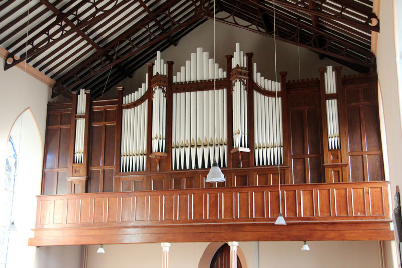 Temporary case by another organbuilder installed 2007 (below) and the construction of the permanent case in 2011