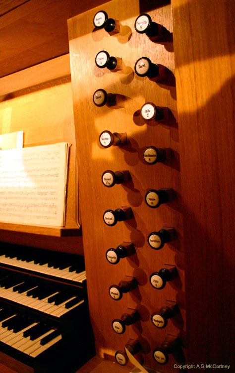 ParisStFerdinanddesTernes2006Apr_021